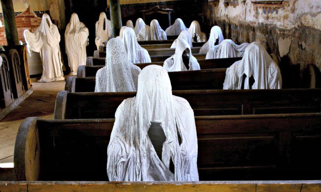 あけび On Twitter 昔見かけてから気になってた 聖ジョージ教会 Ghost Church 人が布を被ったような形でありながら中は空洞と まるで幽霊たちが祈っているようなオブジェが置かれていて チェコにあると最近知り調べたがプラハからは車で4時間程度と遠く今回は諦め