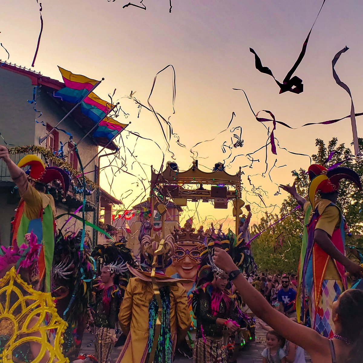 GreatLakesAV's tweet photo. Congratulations @KingsIslandPR and @KingsDominionVA on a successful run of  #grandcarnivale! Now on to @worldsoffun and @dorneyparkpr
.
.
.
.
.
#kigrandcarnivale #kdgrandcarnivale #parade #spectacleofcolor #confetti https://t.co/77yENNWKN8