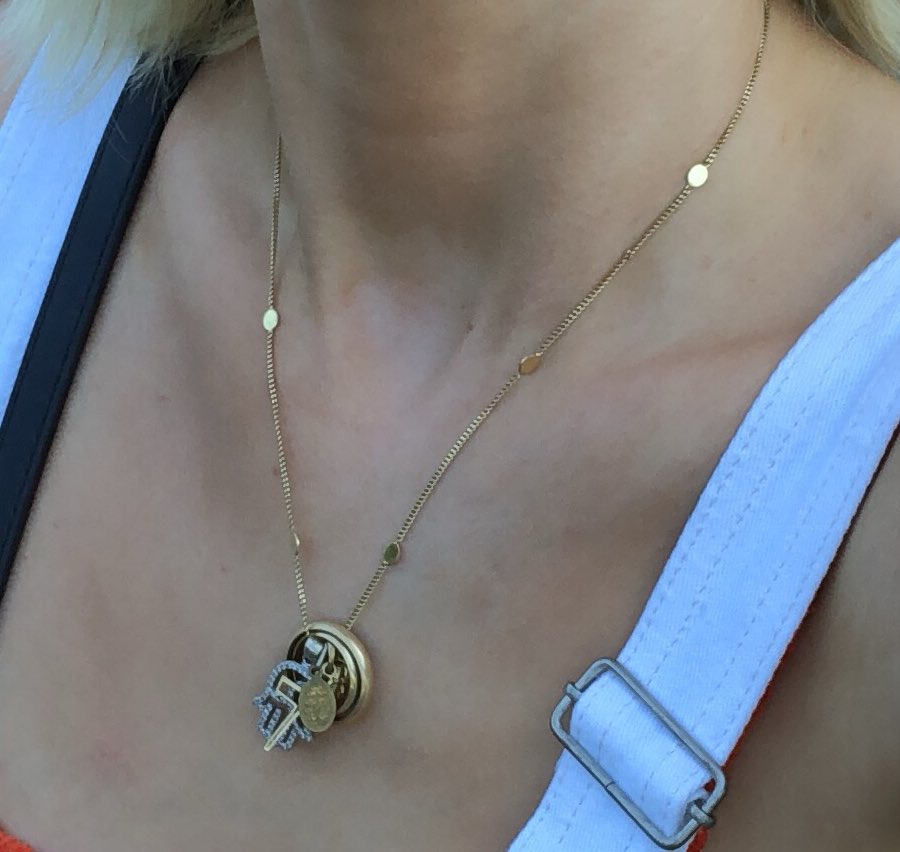 MarieDeMuyt's tweet photo. De meest wanhopige tweet ooit geplaatst, maar worth the shot: 
Ik ben deze week in Knokke (om en rond de Lippenslaan) mijn ketting verloren, er hangt vanalles aan dat redelijk belangrijk voor me is (2 ringen, een Fatima-handje, kruisje, ...)
Als je iets vindt pls help en rt aub https://t.co/f1j6uRaIc8