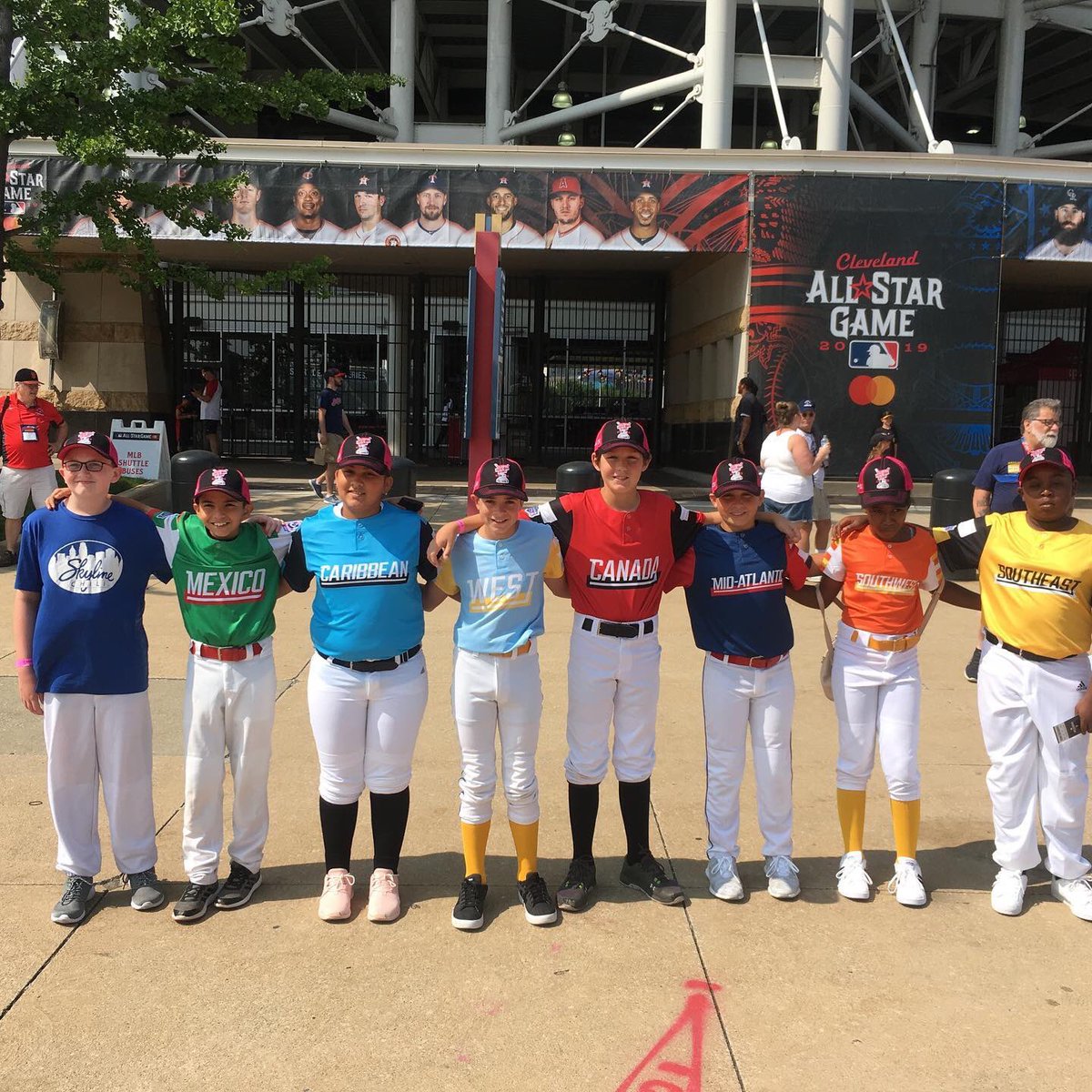 MajorEagles's tweet photo. Only a few hours now (8pm) until East Nepean’s Nolan Beelen takes the field with Vladdy for @MLB’s Home Run Derby. #enll #GoEagles @AllStarGame @LittleLgeCanada @EastNepeanLL @BlueJays https://t.co/cWq2gaTErI