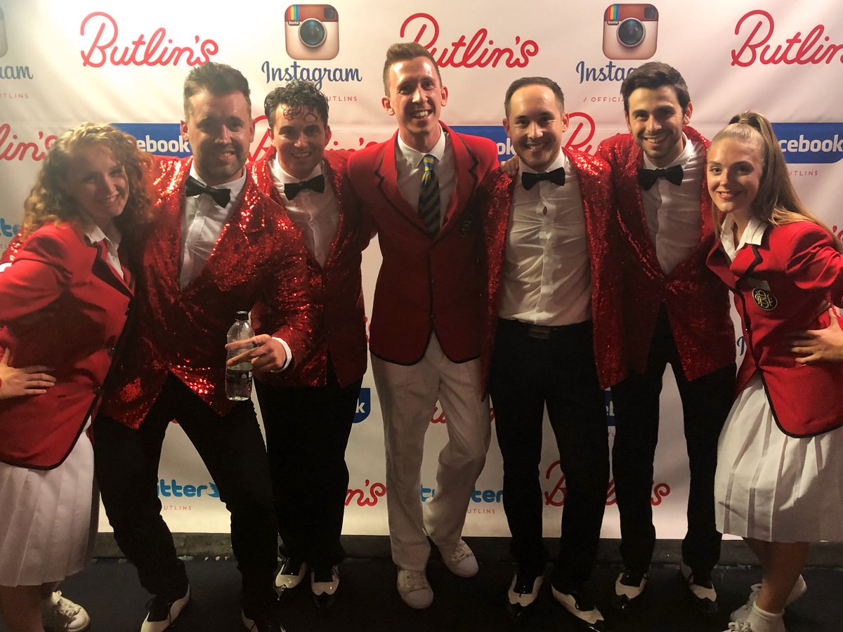 Cracking show tonight with the boys from <a href="/JerseyQuartet/">THE JERSEY QUARTET</a> as always here in Minehead! Not sure which Redcoats are better though...! #redcoatdom <a href="/Butlins/">Butlin's</a>