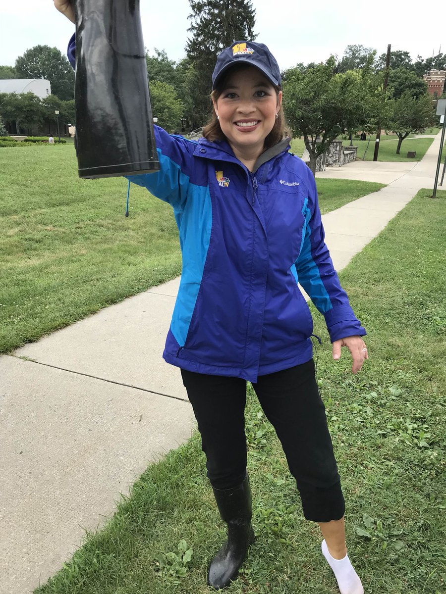 kimdaceywbal's tweet image. Tried to stand in the floodwater in frederick for my 5pm liveshot... apparently there’s a hole somewhere in my left boot.. it filled with water 😂 #reporterproblems #ineednewboots #dryingout #wbal