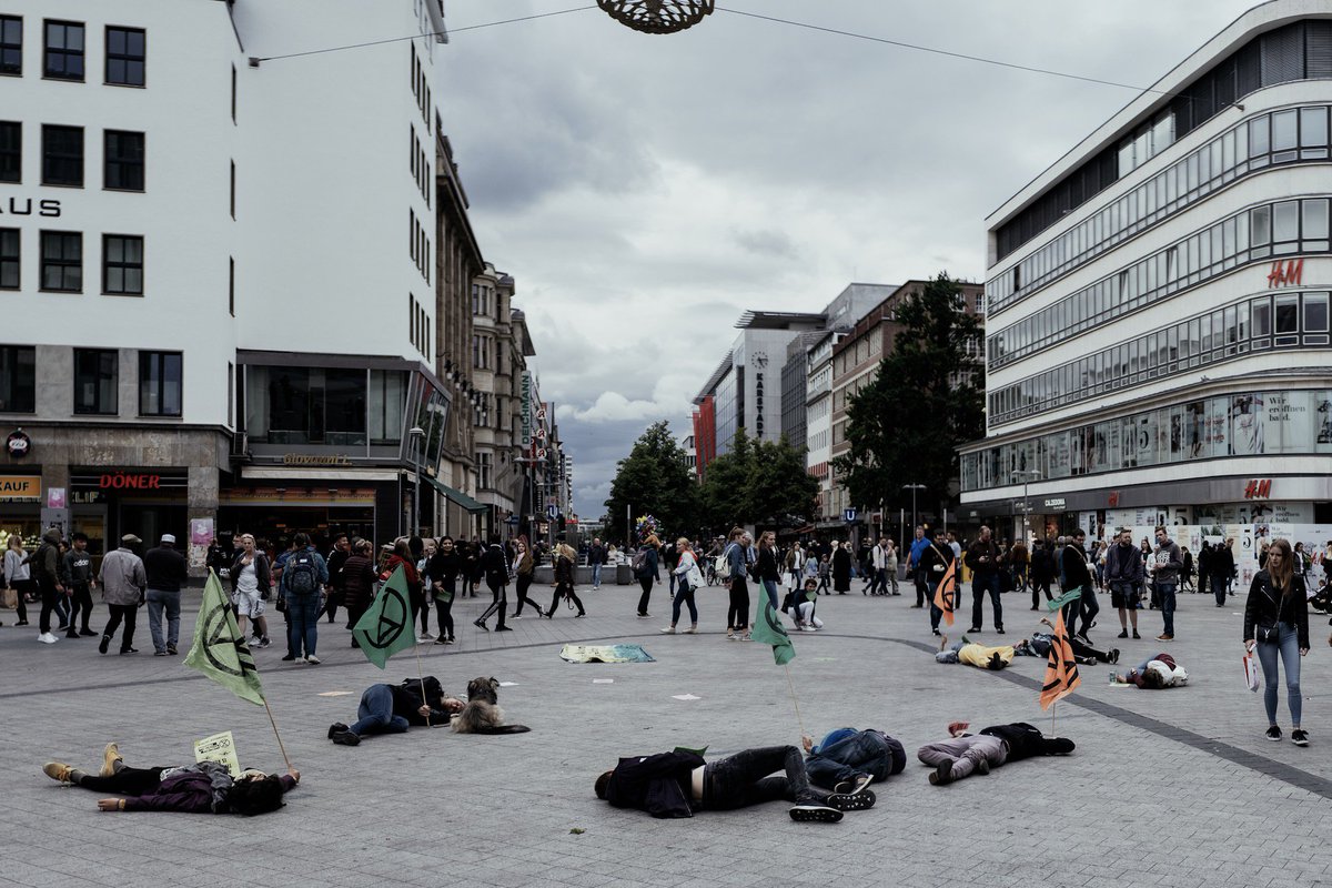 Einige Eindrücke unserer ersten die-ins am Krökpe und weiteren Orten in der Innenstadt von #Hannover. Danke an alle die dabei waren und Passant*innen über die #Klimakatastrophe informiert haben. #TellTheTruth #ActNow #ExtinctionRebellion