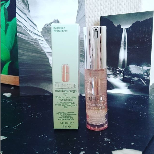JulieNueva's tweet photo. Nouveau contour des yeux hydratant #MoistureSurge de #CliniqueFrance avec des perles à l'intérieur <3 
#MoistureSurgeEye https://t.co/xNyxaDTZXo
