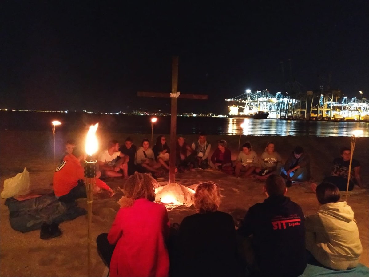 jtrinitariosESP's tweet photo. Oración por el paso del Estrecho #liberacion19 #veranotrinitario19 @pvtrinitarios @FProlibertas https://t.co/pkT3P6uJks