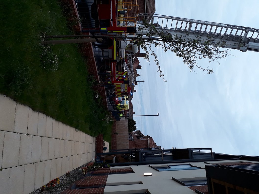 Crews from #Whitby, Robin Hoods Bay and Lythe and the ALP from Scarborough attended a flat #fire this evening in #Whitby at 19:35
No human lives were lost however several pets died due to smoke inhalation