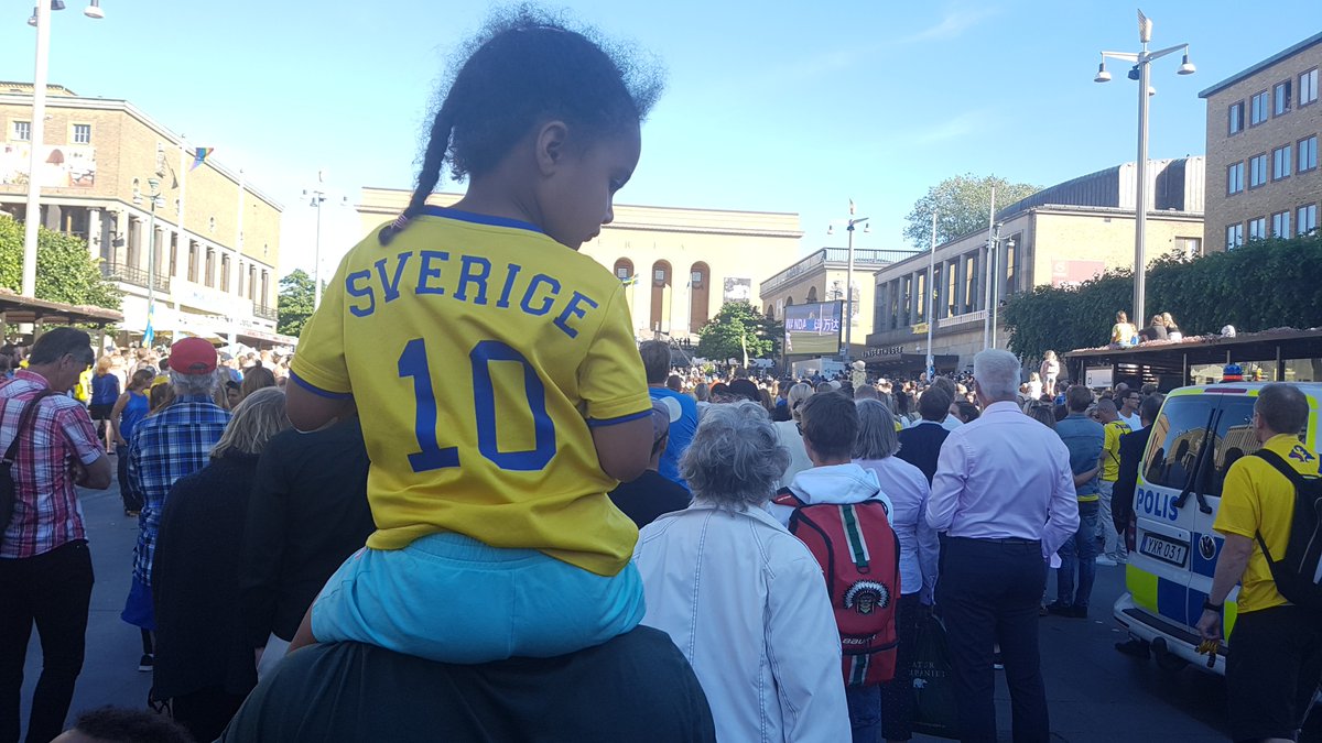 frantzwagner's tweet photo. Extremt mycket folk på Götaplatsen! #vmbrons https://t.co/s8qV9ZHa5P