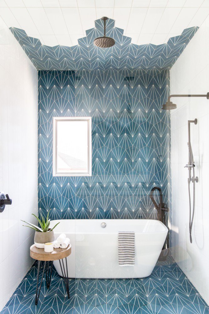12 Small Bathroom Makeovers That Make the Most of Every Inch: bit.ly/2SifLSD