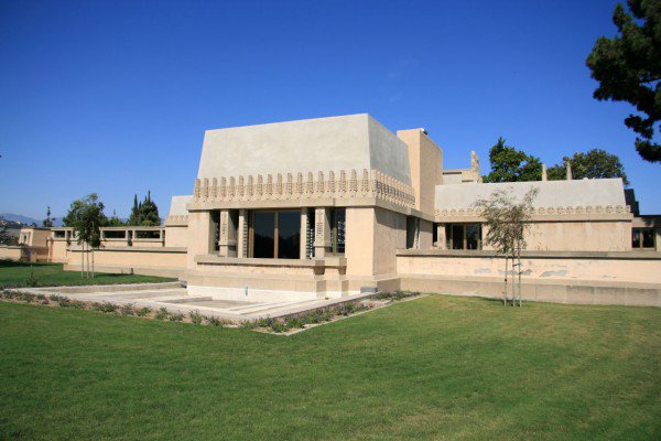 KayleeYawney's tweet photo. I'm going to make it my goal in life to see all of the #FrankLloydWright buildings! https://t.co/7qgUbqANCJ https://t.co/bgVbVw49C0