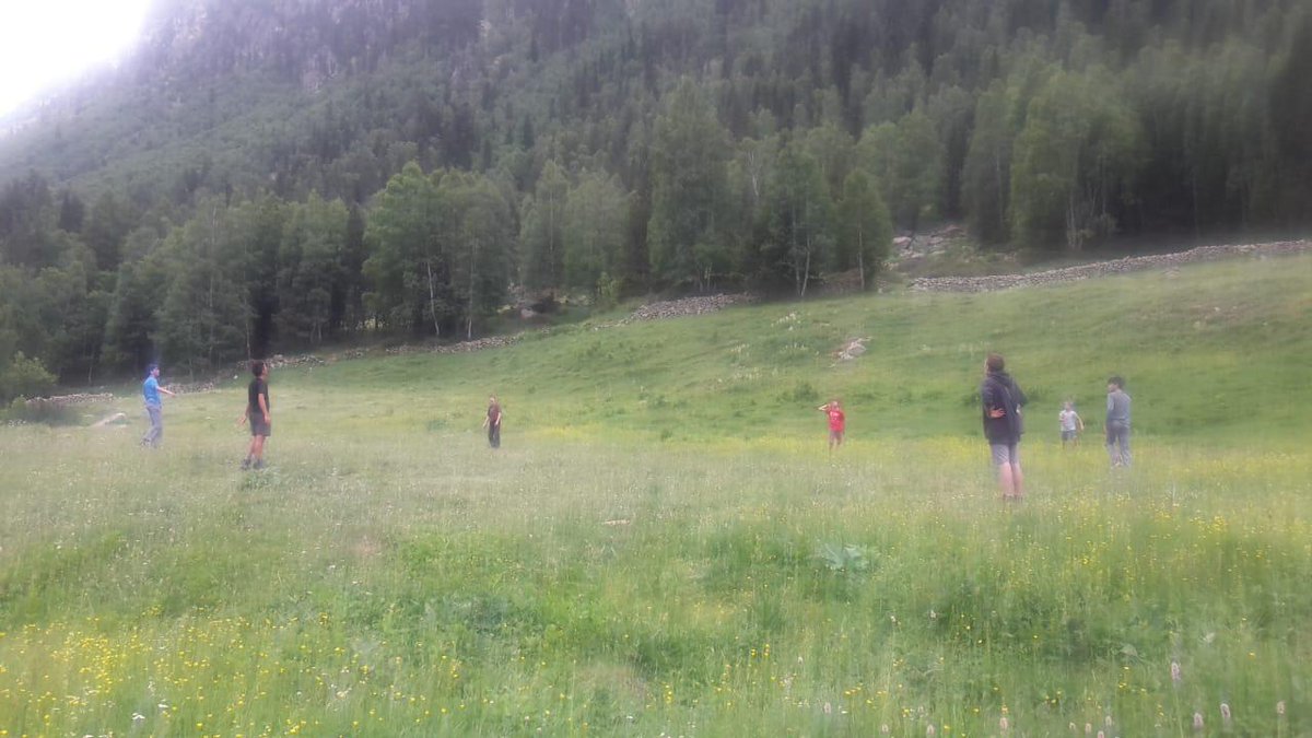 ComuEncamp's tweet photo. En el marc de les #SetmanesJoves que organitzem des del Comú d'Encamp, avui hem fet la volta a #Andorra ⛰
Hem sortit d'Engolasters, de bon matí 🌄i hem caminat🚶‍🚶‍amb pas ferm fins arribar als Cortals 🔝 https://t.co/eQ7nr9ge3u