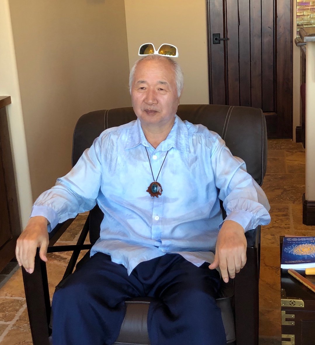 IlchiLee's tweet photo. My favorite way to meditate is to grab something next to me and put it on my head, even a pair of sunglasses. Why? It immediately helps me focus, and then I can align my posture and do ChunMun Meditation. Why don't you try it? How do you feel? #takebackyourbrain #connectbyilchi https://t.co/VfmOEPtDWz