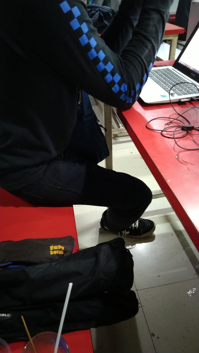 Jesters1488's tweet photo. @rohmatsp @Ayen_JKT48 Lagi nginep ama mamang lo nih di wifi corner, udah 4 hari dia https://t.co/N7QA30JhVB