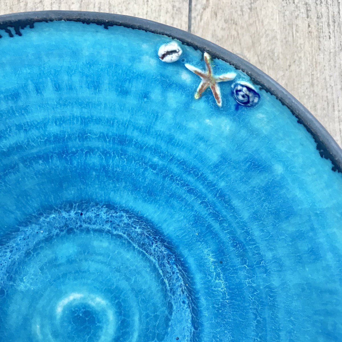 That blue! Interior detail of one of Mandy Hamiliton’s pottery bowls which captures Scilly’s iconic colour. #divein
.
.
.
#ukpottery #handmadeincornwall #scilly #islesofscilly #amazingglaze #cobalt