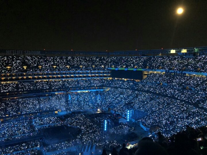 HellenSpout's tweet photo. Today last 6years we had our name as《ARMY》from the best BoyGroup of kpop. I've been into this fandom only 1y but i really love y'all, and i hope we are together forever with BTS until the sun dies.
#6yearswithARMY 
#ArmyMeansFamily 
#ARMYwithBTS 
#아미_6주년_축하해 https://t.co/Q0A7dmVaZH