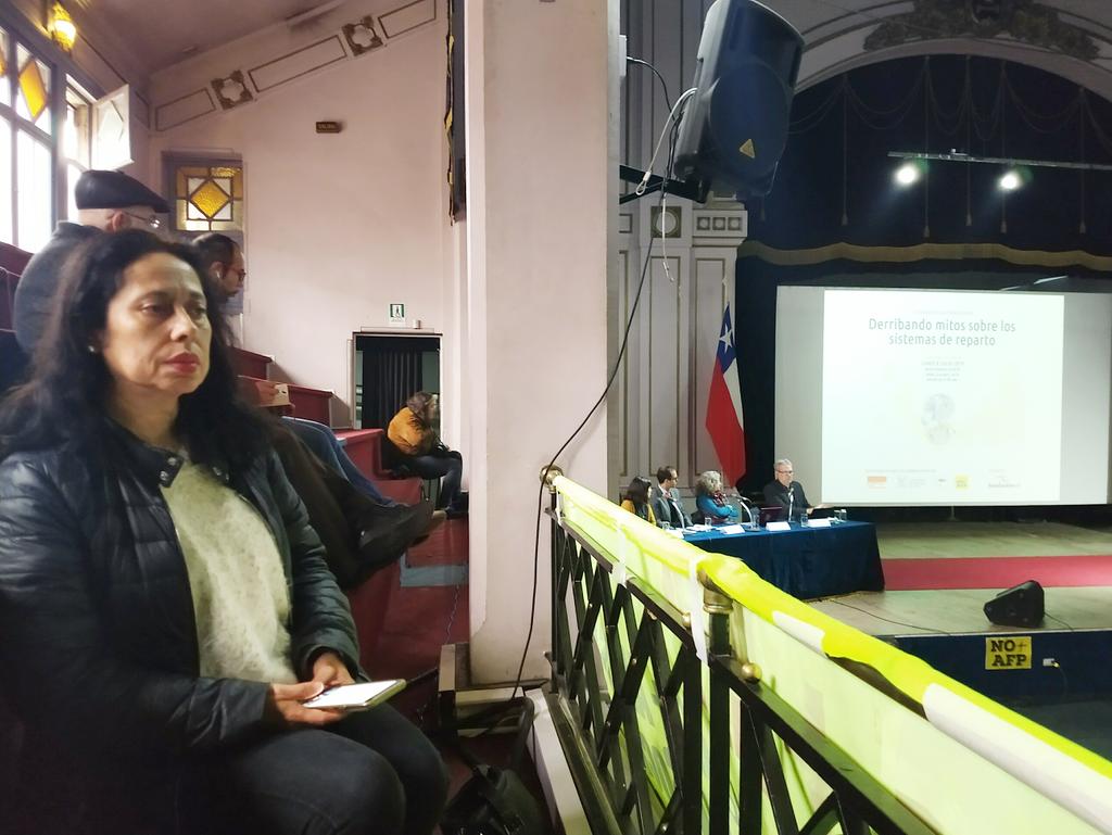 ConfusamChile's tweet photo. @lafundacionsol en Aula Magna de la Usach, en seminario sobre sistemas de pensiones, pone de relevancia las decisiones políticas que debe tomar el país si decide tener un sistema solidario y sustentable en el tiempo.
Lo puedes escuchar en @radiousach 
#AlertaNoMasAFP https://t.co/rQFoVufF3c