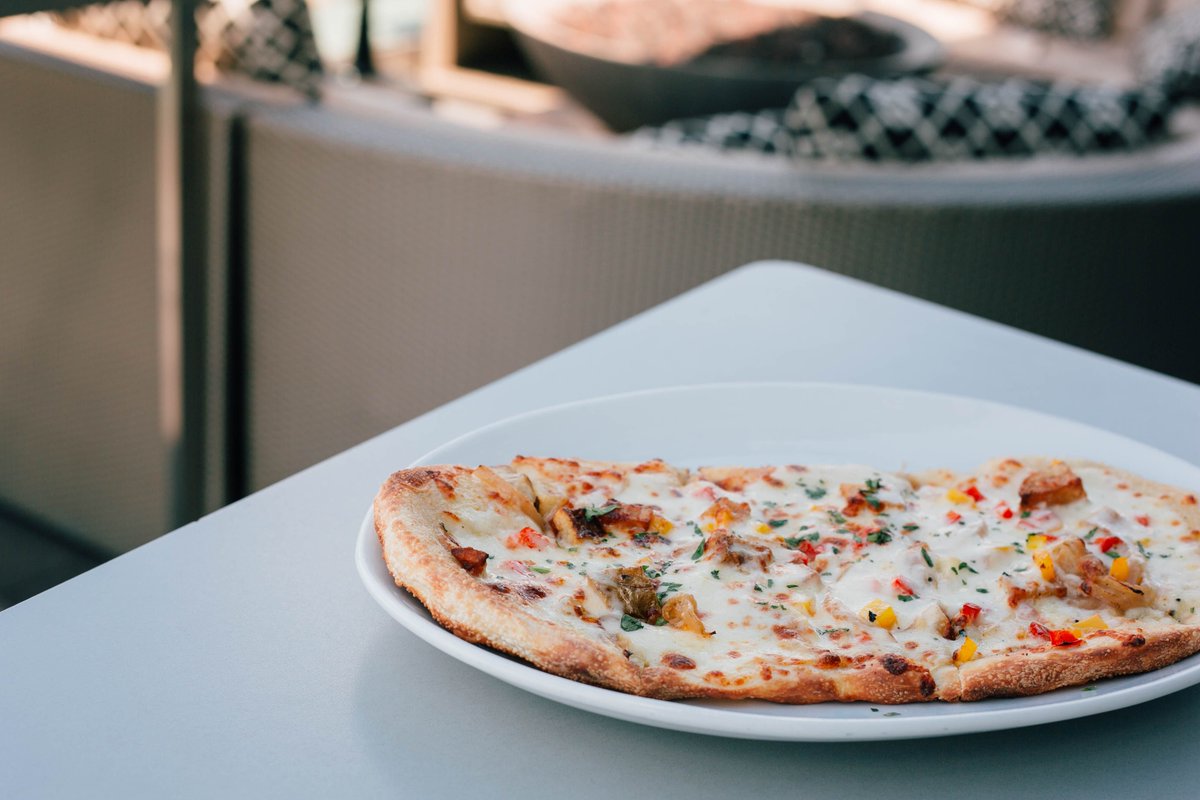 AssemblyPHL's tweet photo. Serving smiles every Mon thru Fri, 4-6pm with our happy hour deals. Come for a drink, stay for the vegetable flatbread. #happyhour #happyweek #veggieflatbread #assemblyphl https://t.co/9CqNBoCAdO