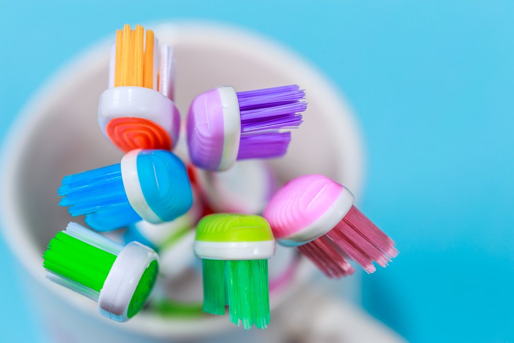 LaundryHubUK's tweet photo. Don’t throw away your old toothbrush – it can be a really useful tool. Give it a rinse in boiling water and use it to get into nooks and crannys. It’s especially handy in the bathroom, for cleaning hard to reach areas around the tap or drain.

#LaundryHub #CleaningTips https://t.co/1vgjNTHfeF