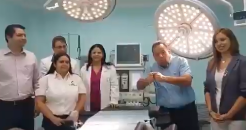 PuestoComandoRA's tweet photo. El Gob. @RMarcoTorres en compañía de @Mary_RomeroP @juandavila01 asumieron el compromiso en apoyar al pueblo, la entrega e instalaciones de equipos para la atención de las pacientes que presentan patologías mamarias En #Isena #DialogoGarantiaDePaz @AlvaradoC_MPPS https://t.co/iTVLWerJhU