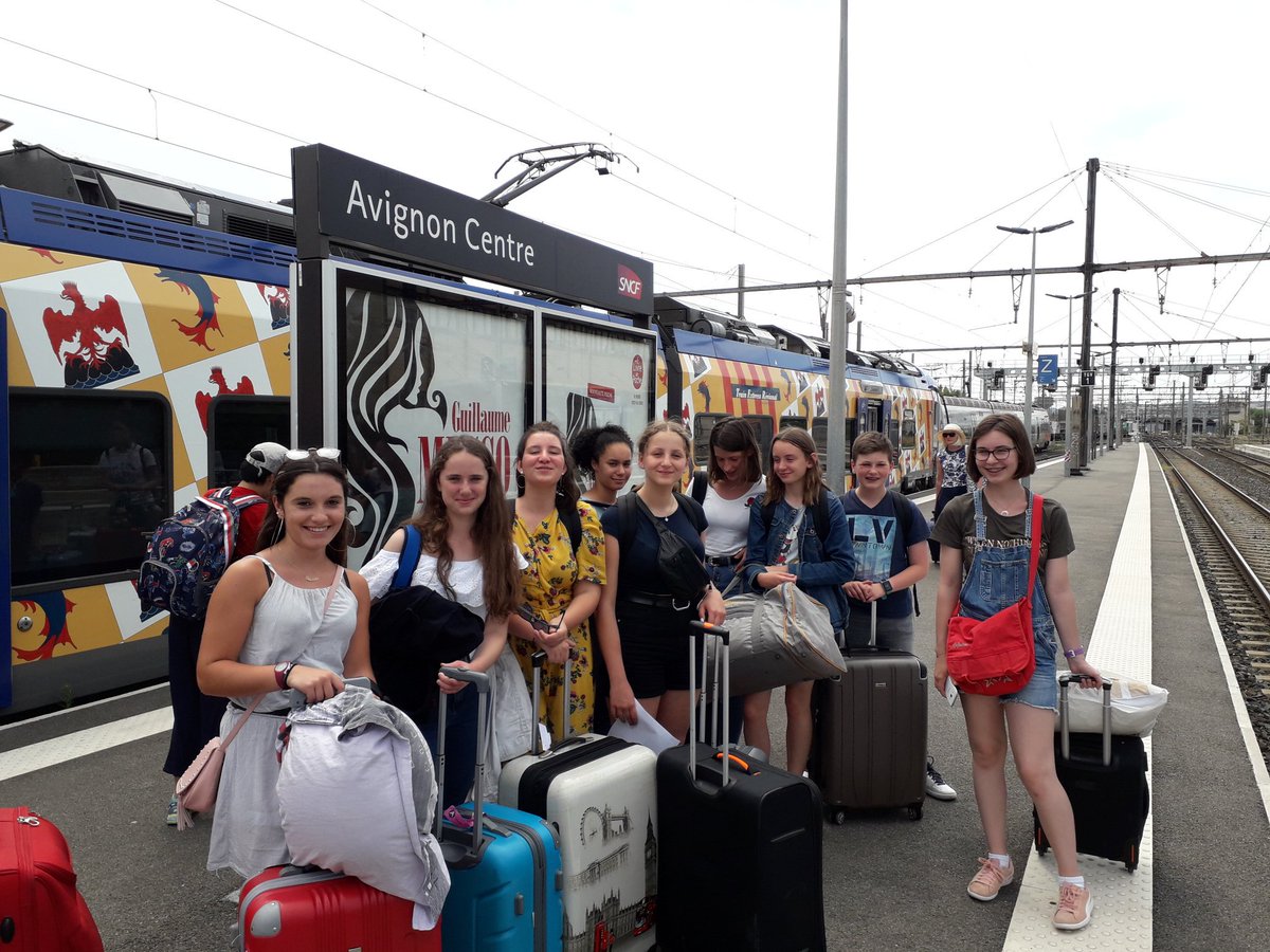 racine_du's tweet photo. Arrivée des 3e CHAT du @JRacineCollege à Avignon sous une chaleur torride pour 5 jours en immersion au paradis du théâtre! Merci à toute l'équipe des @CEMEANormandie pour leur accueil... chaleureux et place au(x) spectacle(s)!!!🎭🎶🤸‍♂️😜🌞🔥#créativité #rencontres #talents https://t.co/Q6dKvLjPCM