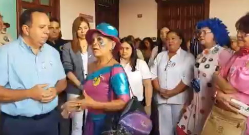 PuestoComandoRA's tweet photo. El Gob. @RMarcoTorres en compañía de @Mary_RomeroP @juandavila01 asumieron el compromiso en apoyar al pueblo, la entrega e instalaciones de equipos para la atención de las pacientes que presentan patologías mamarias En #Isena #DialogoGarantiaDePaz @AlvaradoC_MPPS https://t.co/iTVLWerJhU