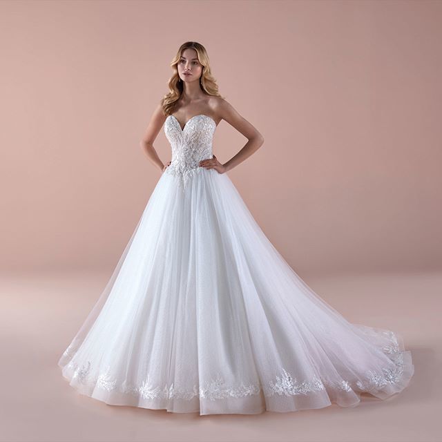 Soft multi layers of tulle, sweetheart neckline embroidered with sequins and lace. Princess to be 😍
.
.
[Dress: ROA20061 online on nicolemilano.it] #Nicole2020Collections #Romance ift.tt/2JBSesS