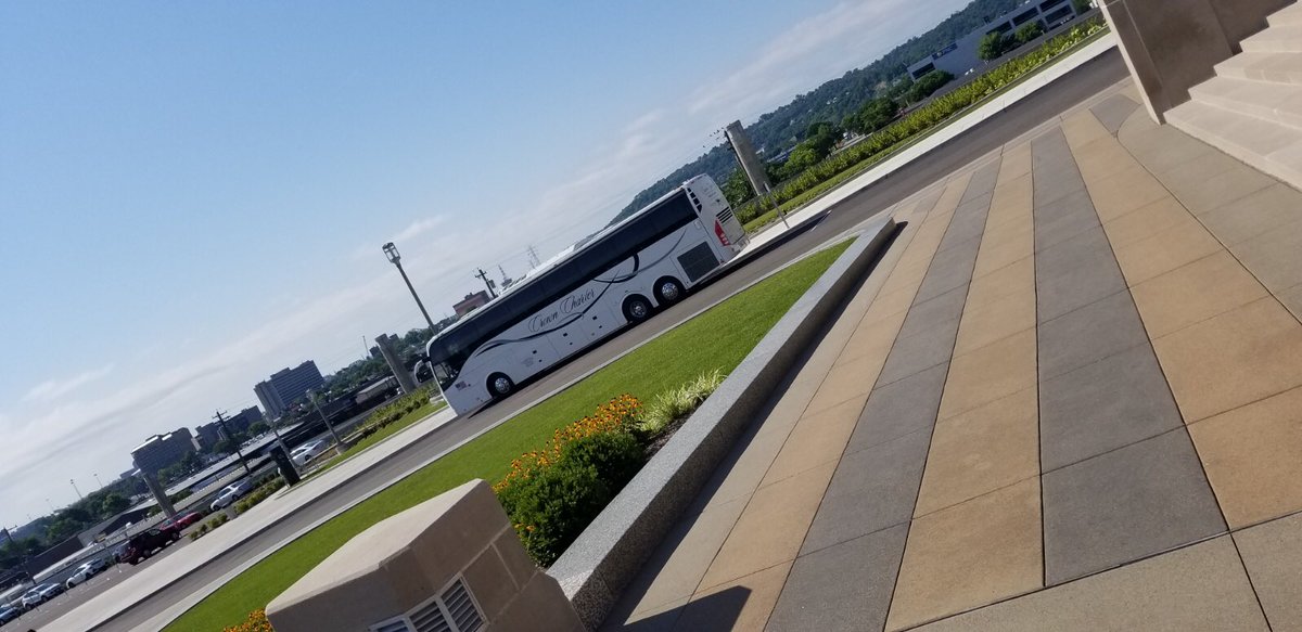 charter_crown's tweet photo. Beautiful day in @CityOfCincy @unionterminal Great day for a city tour! #tourism #cincinnati #bus https://t.co/AVb4GB4dec