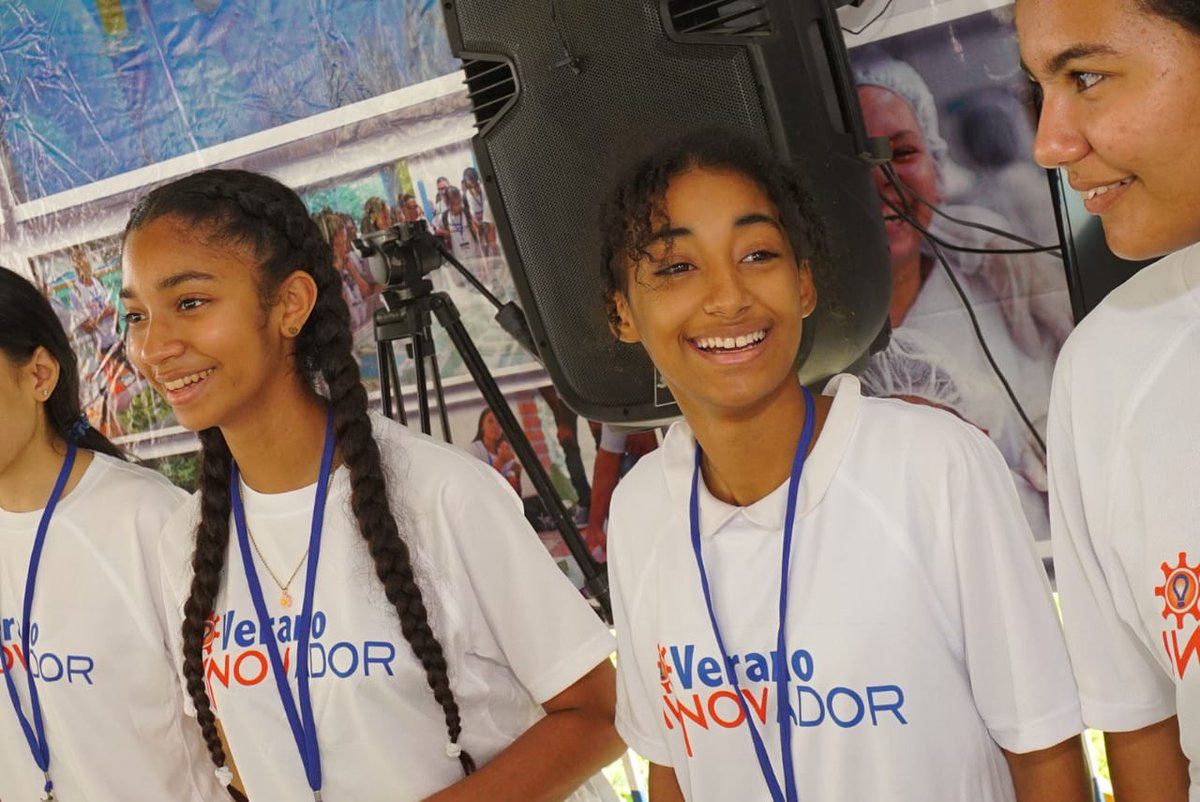 VeranoInnovador's tweet photo. Inicia el #ProgramaCVI en #VeranoInnovadorSD con una dinámica de integración "El Baile del Mozaico", dirigido por el #MentorCVI Gregory Pilier.
#VeranoInnovadorSD
#CVISantoDomingo
#CVI2019 https://t.co/CL4P15tnLJ