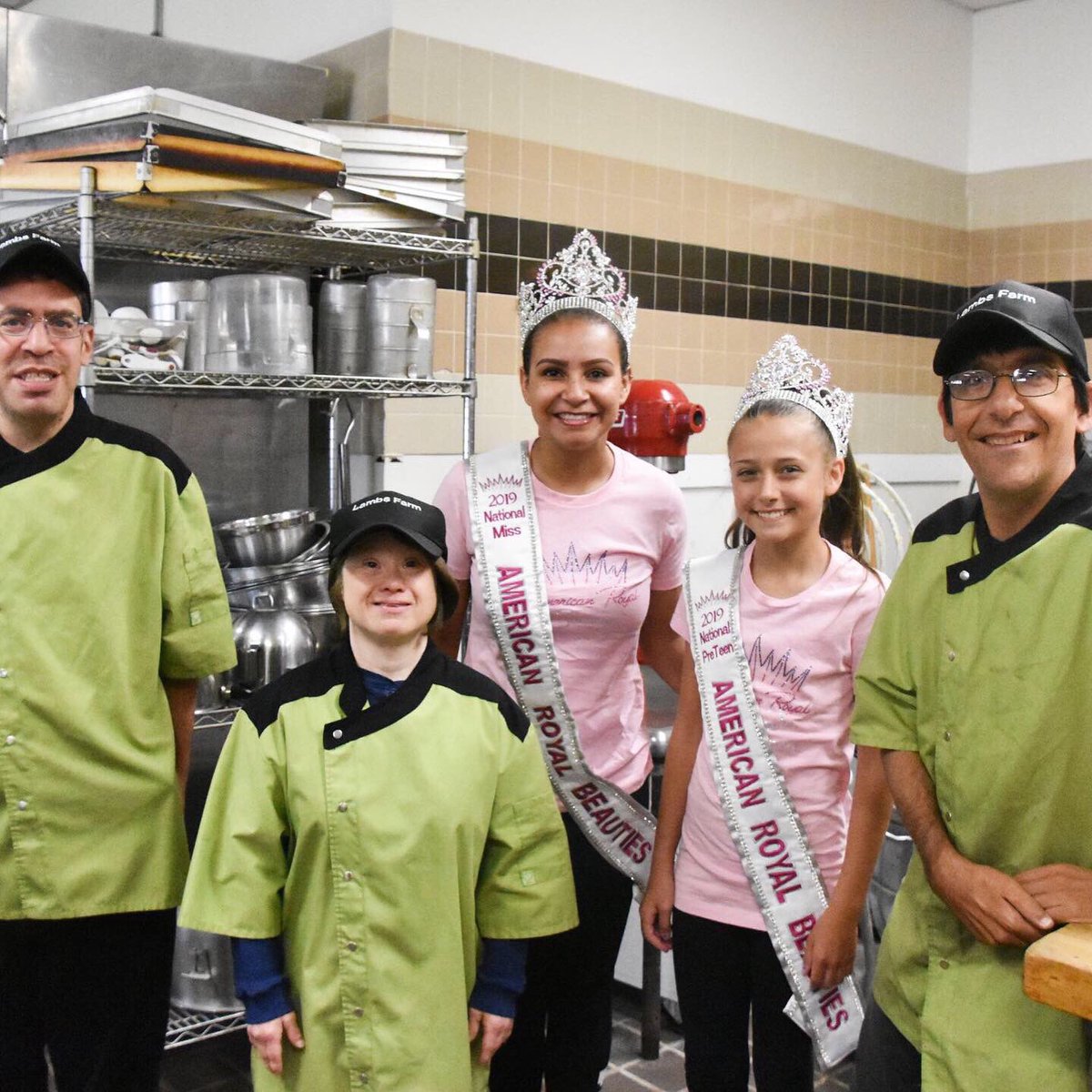 lambsfarm's tweet photo. The Sugar Maple Country Store &amp; Bakery had some royal visitors today! 👑

Morgan, American Royal Beauties National Preteen Queen, and Leah, American Royal Beauties National Miss, made some new friends and were excellent volunteers. 😊

Thank you for spending your morning with us! https://t.co/oiq4MVJUhK
