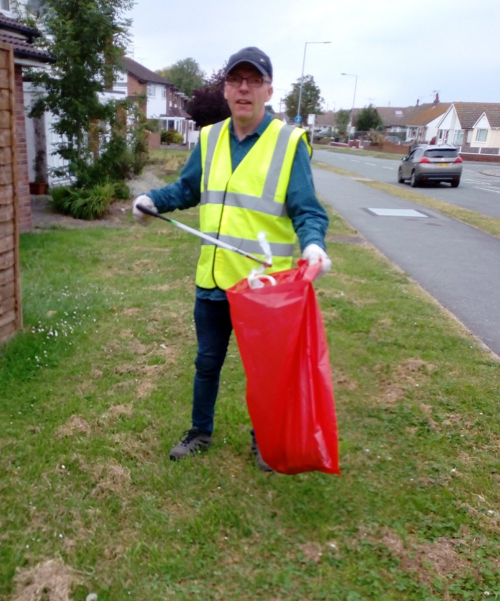 GaryDisley's tweet photo. Bryn Court and the surrounding area looking cleaner 🚯🚮🌎👍 @Keep_Wales_Tidy #Prestatyn #2minutestreetclean @litterpick https://t.co/7gP5EsLPQ4