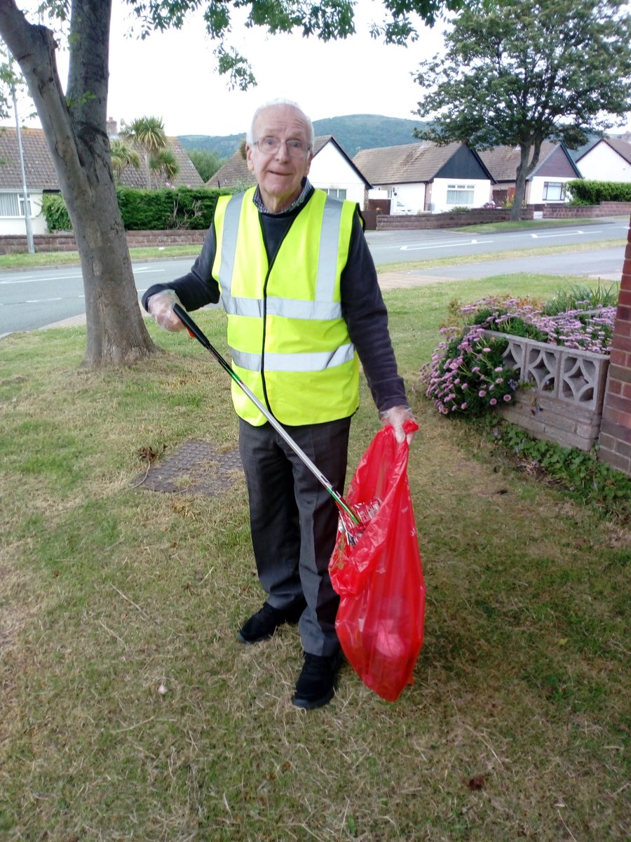 GaryDisley's tweet photo. Bryn Court and the surrounding area looking cleaner 🚯🚮🌎👍 @Keep_Wales_Tidy #Prestatyn #2minutestreetclean @litterpick https://t.co/7gP5EsLPQ4