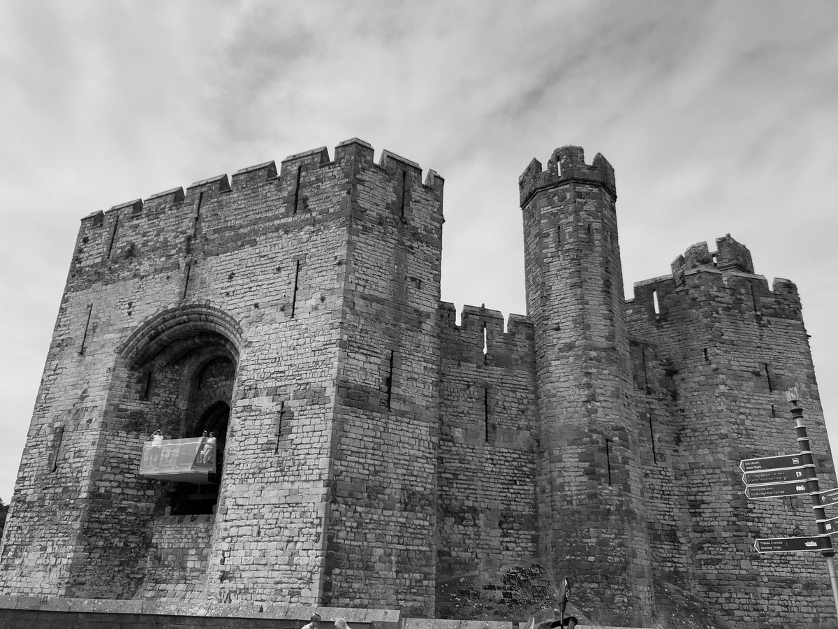 CAHS_Cymraeg's tweet photo. Diolch i @cymraegbobdydd am fynd a griw o ddisgyblion blwyddyn 9 i ddysgu am hanes Caernarfon + Bedd Gelert! ⚓️🏰🍦🐶 #AilIaith #CymraegBobDydd #Urdd #Cymraeg https://t.co/tPJOJj0wSW