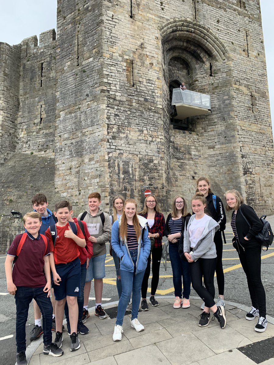 CAHS_Cymraeg's tweet photo. Diolch i @cymraegbobdydd am fynd a griw o ddisgyblion blwyddyn 9 i ddysgu am hanes Caernarfon + Bedd Gelert! ⚓️🏰🍦🐶 #AilIaith #CymraegBobDydd #Urdd #Cymraeg https://t.co/tPJOJj0wSW
