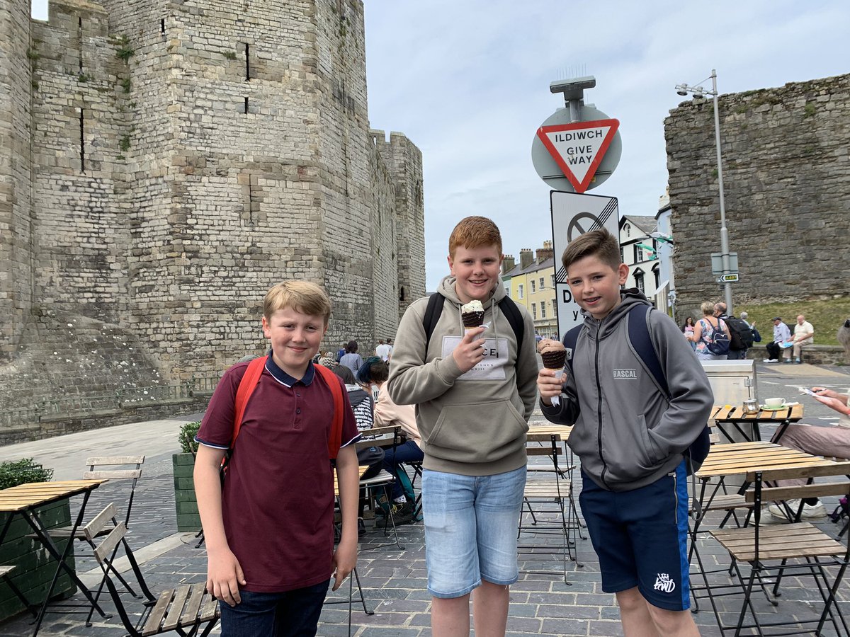CAHS_Cymraeg's tweet photo. Diolch i @cymraegbobdydd am fynd a griw o ddisgyblion blwyddyn 9 i ddysgu am hanes Caernarfon + Bedd Gelert! ⚓️🏰🍦🐶 #AilIaith #CymraegBobDydd #Urdd #Cymraeg https://t.co/tPJOJj0wSW