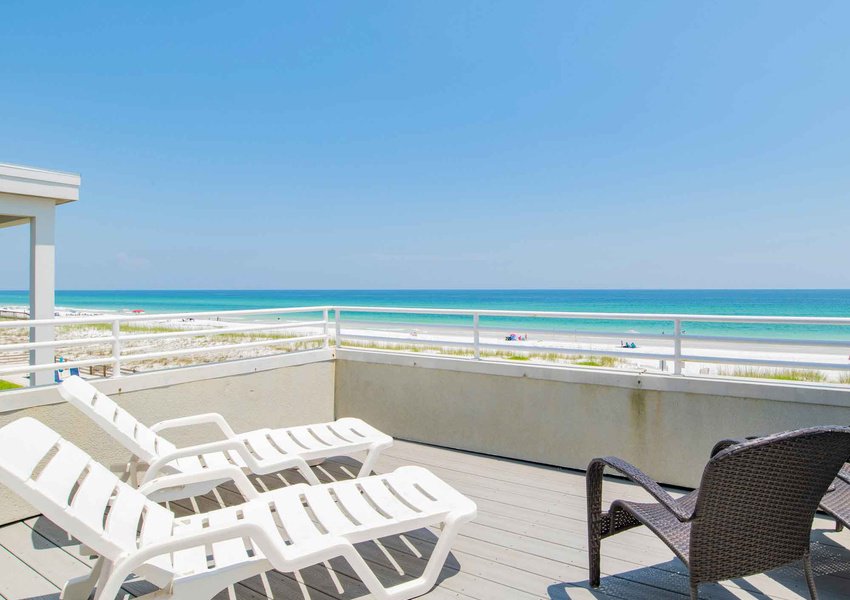 GoSouthern's tweet photo. The #BlueAngels🛦 show in #PensacolaBeach is next week! Enjoy the show with friends and family than in a #GulfFront #Luxury #VacationHome. #TridentHouse features 5BR/4BA and comfortably sleeps 18. #BookDirect today to #SaveBig! ➡️ https://t.co/MABP9yF7vz https://t.co/Y1AduryLX7