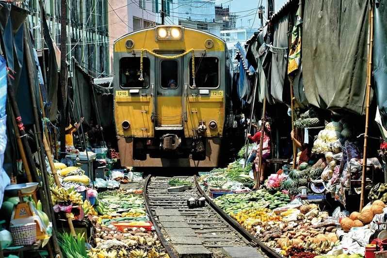 PirataEcdqemsd's tweet image. Cuánto espacio es "necesito espacio"? Mercado Mae Klong #Bangkok #ferroviarios #ferrocarril #frikitrenes #railfan #TrenesdelMundo
#fotoferroviaria #railways #podcast #ECDQEMSD