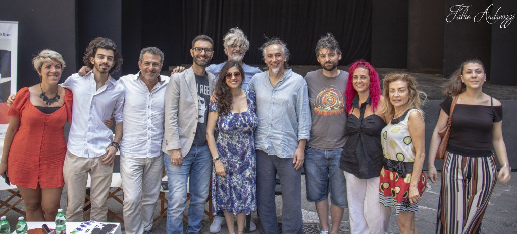 Il palco diventa una Sala D’Attesa linkazzato.it/il-palco-diven…