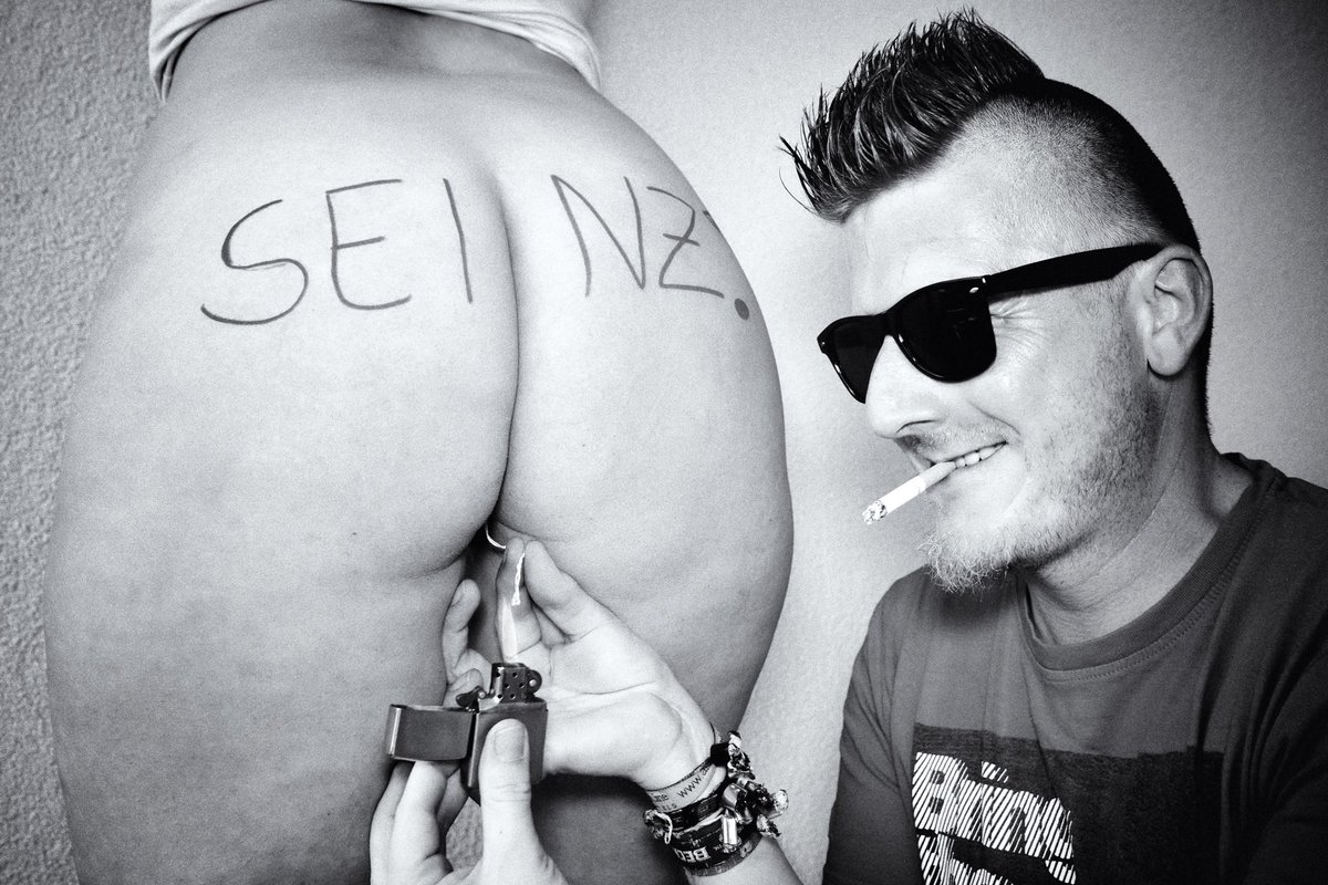 Seinz. 
#TRASH #tampon #seinz #arsch #feuerzeug #kurzezündschnur #kinky #weird #heisserarsch #ass #sexy #bloody #nasty #bnw #monochrome