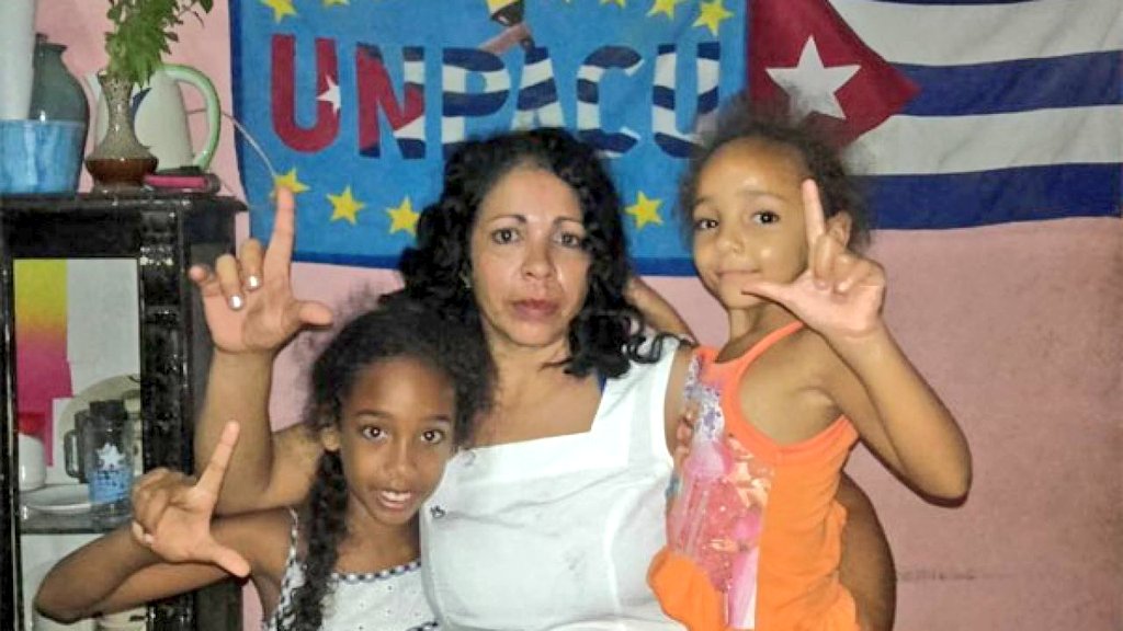 FelixLlerenaCUB's tweet photo. Una mujer, una madre sufre prisión en #Cuba por simplemente decir en la calle ¡¡Vivan los Derechos Humanos!! Su nombre es Aymara Nieto Muñoz y ahora está en celda de castigo en las mazmorras del régimen comunista de Castro y Díaz-Canel. 
Por favor ALZA TÚ VOZ!! @phumzileunwomen https://t.co/FZ7FonYXlZ