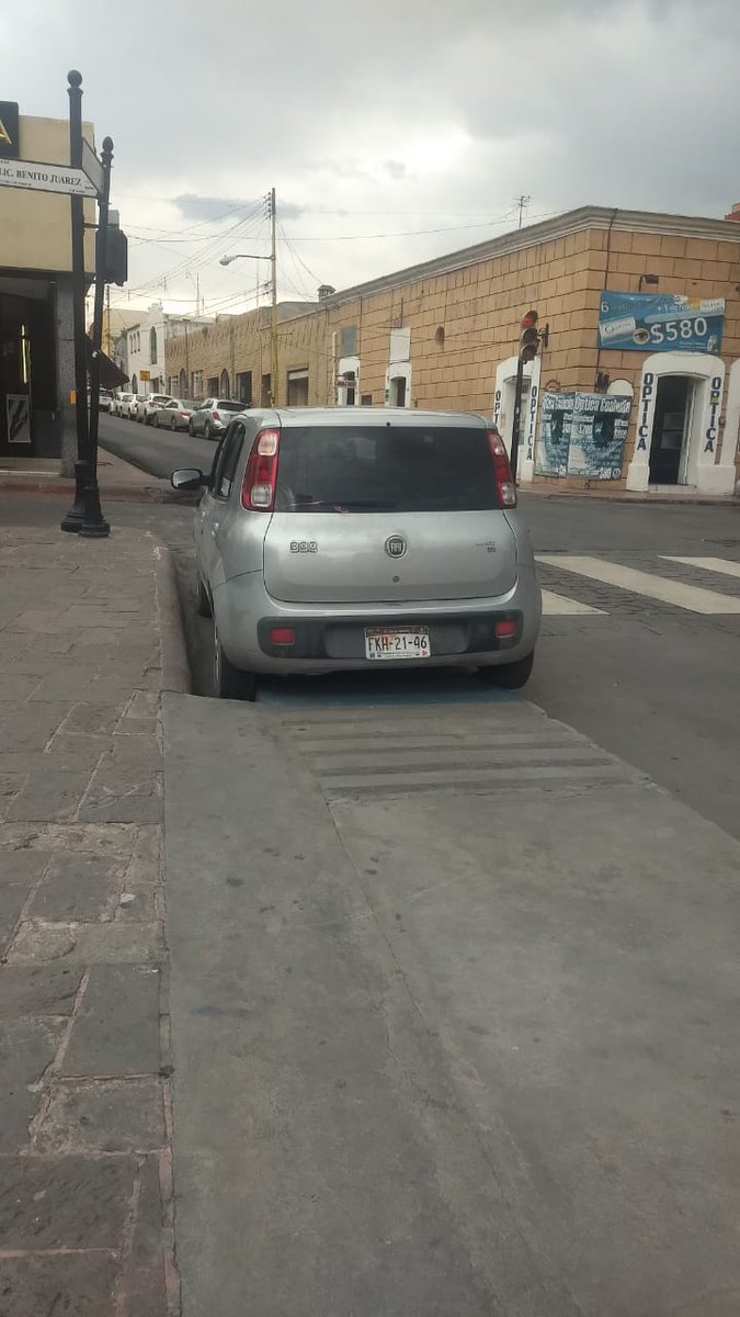 saltillojusto's tweet photo. Que mal!!! Gente irresponsable!!! Esto en Juárez y Ramos ZC @policiasaltillo no hace falta una multa, más bien una #Grúa #Saltillo 
@CICsal https://t.co/LcRjlb8FKA