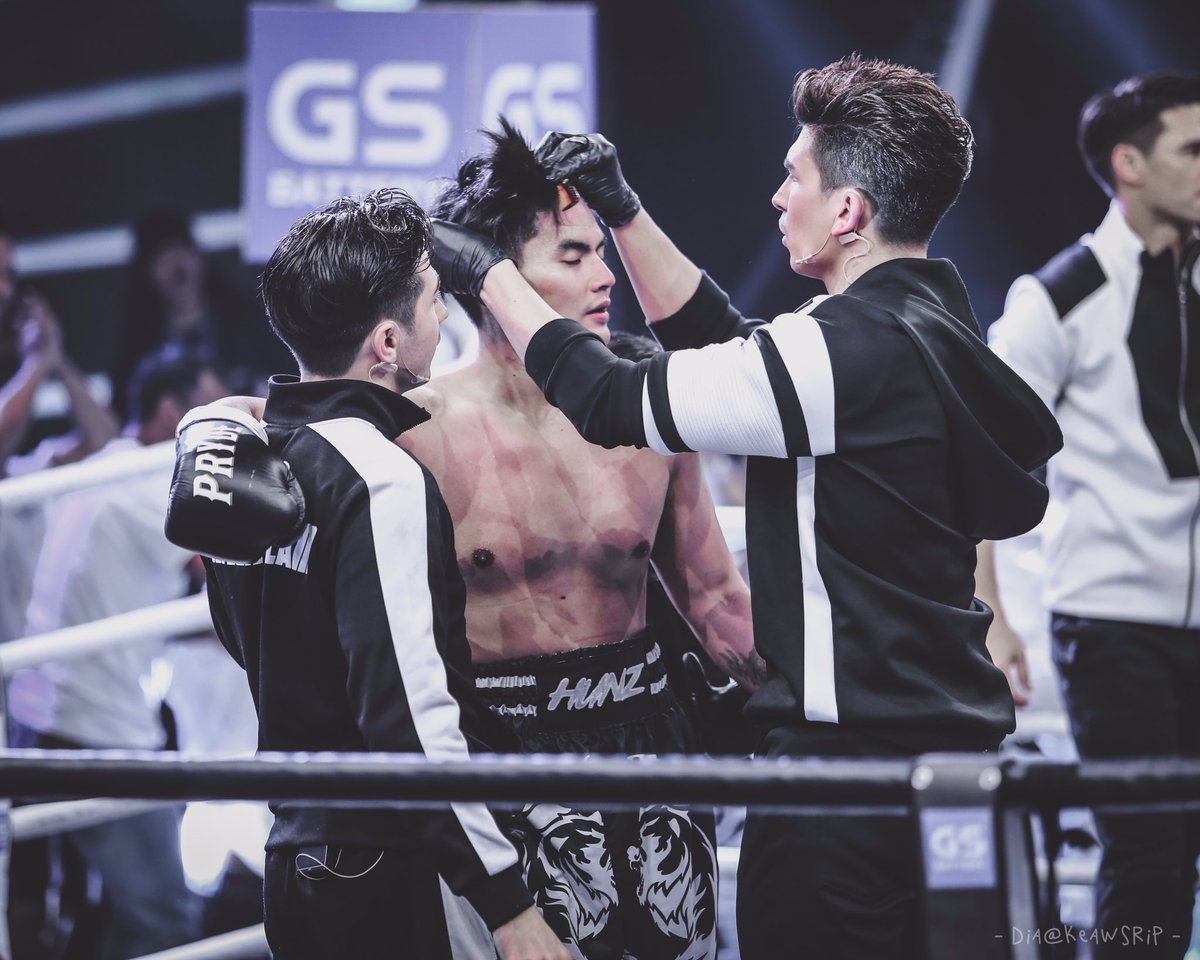 keawsrip's tweet photo. เป็นทุกอย่างให้เธอแล้วจริงๆ อองตวน!!
เอ็นดูวววว เป็นช่างผมอีกแล้ว 🤟🏻
#HunzIPH
#BlackBear
#TeamHunz
#TeamBlack
#10Fight10
#10Fight10PresentedbyGSBATTERY #CelebrityBoxing #Boxing #Thailand #Workpoint23 #เจมีดี @Hunz_IPH @Antoine_pinto https://t.co/s9osPLwMQ6