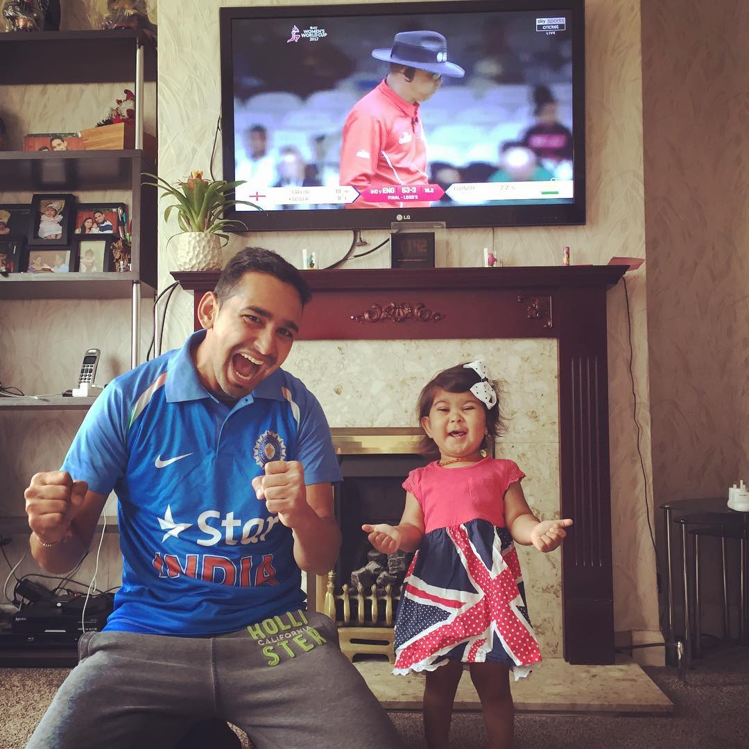 Darora03's tweet photo. @oppomobileindia To make it interesting me &amp; my daughter usually pick different teams to support. No matter which country will win b/w us one will surely win. And I think happiness is greatest way to celebrate. This time I am supporting our mother nation 🇮🇳 #10xFanOfTheMatch #INDvNZ #CWC19 https://t.co/TOivLDjmKc