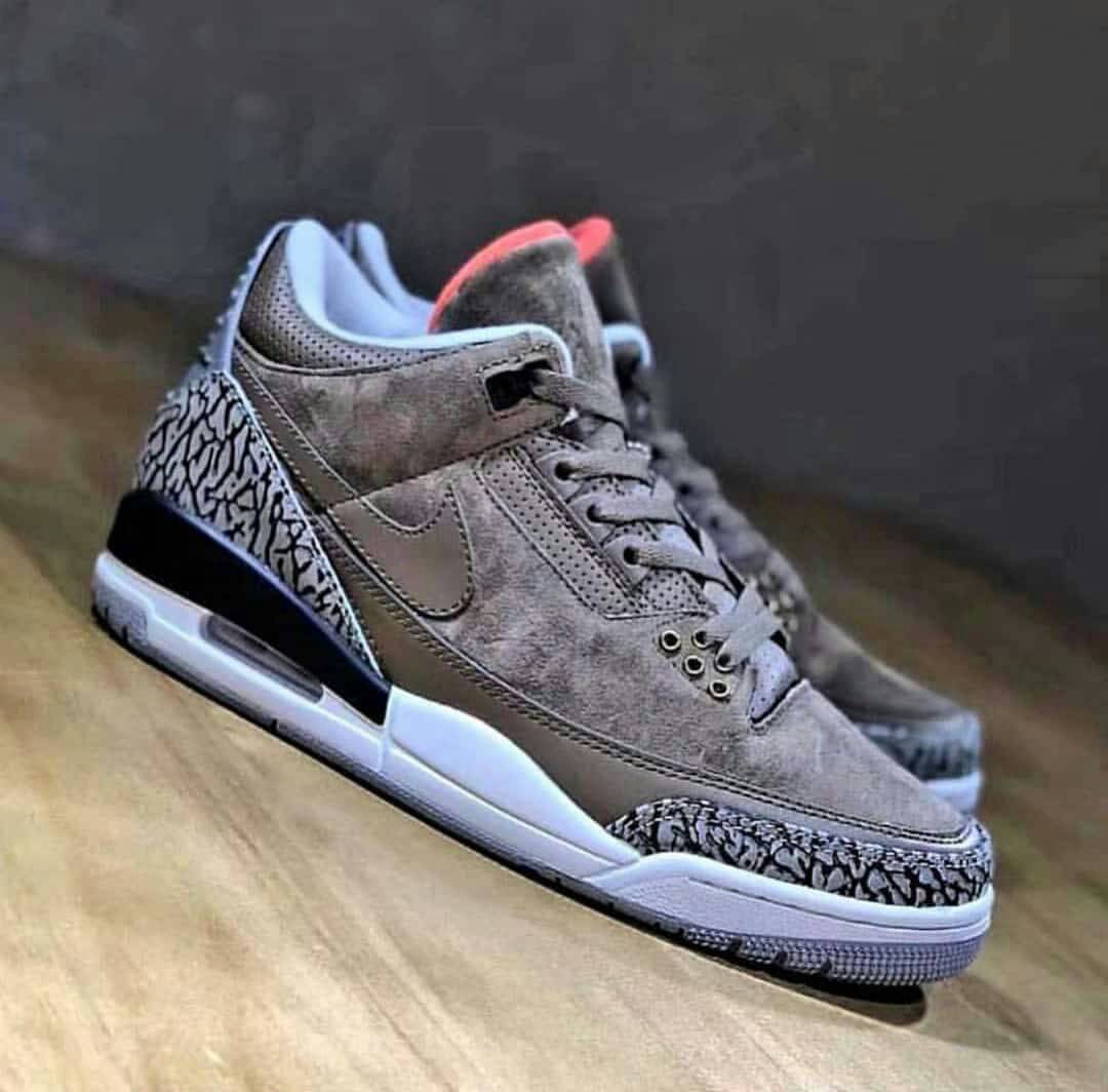 DarkAssLes's tweet image. In a predicament 
Frame 1 or 2?