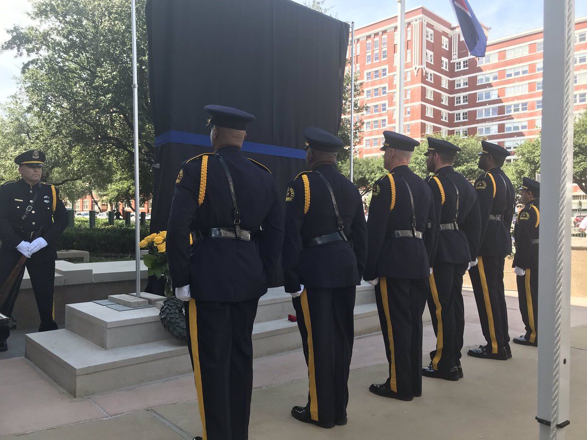 UReneeHall's tweet photo. No greater sacrifice can Police Officers make than to lay down their life while protecting the citizens of Dallas. #RememberTheFallen5 https://t.co/FHDxtkLtC9