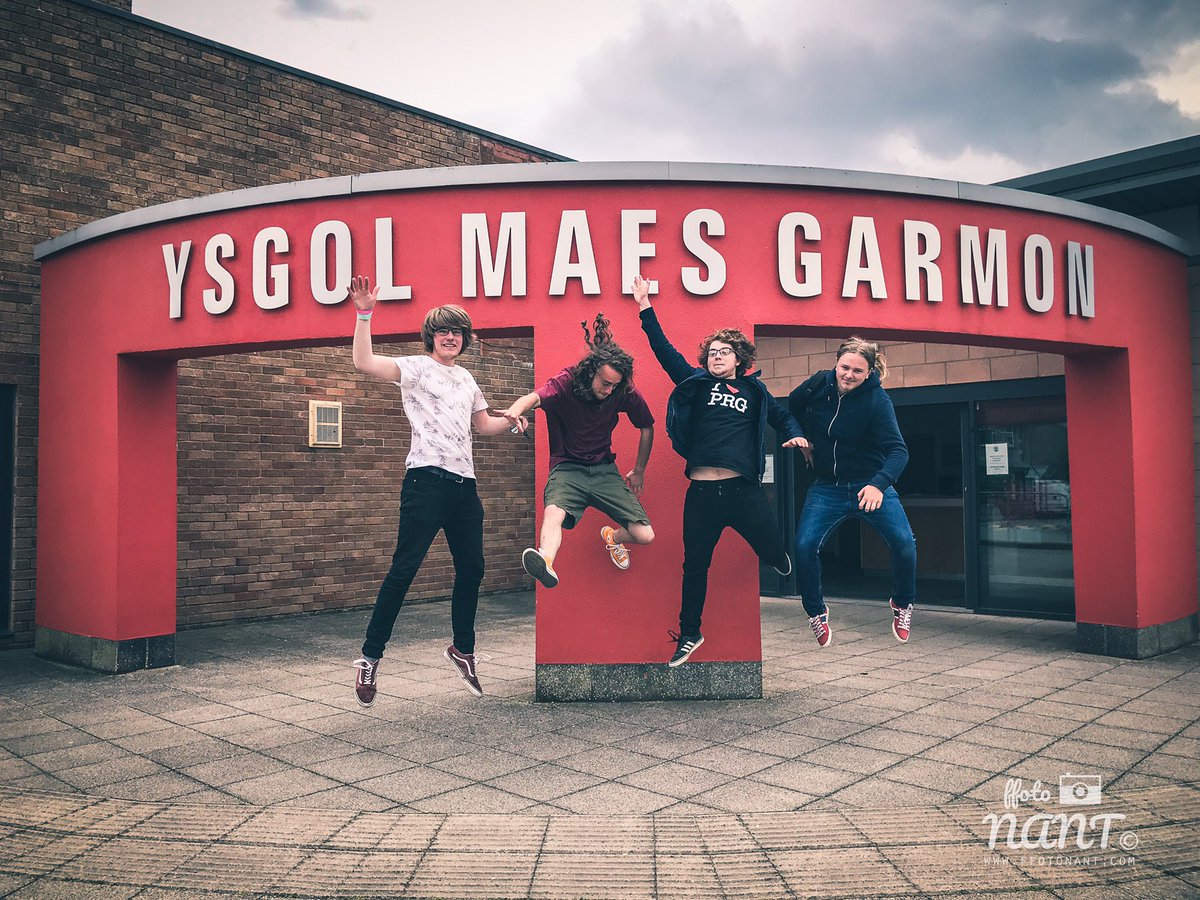 ffotoNant's tweet photo. Diwrnod gwych yn Y Wyddgrug efo @Kuider_band heddiw 🤘🏻 Lluniau yn @Y_Selar yn fuan 📸 

Brilliant day in Y Wyddgrug today with Kuider ✌🏻 Photos in Y Selar magazine soon 📷 https://t.co/dIfP1VLwk6