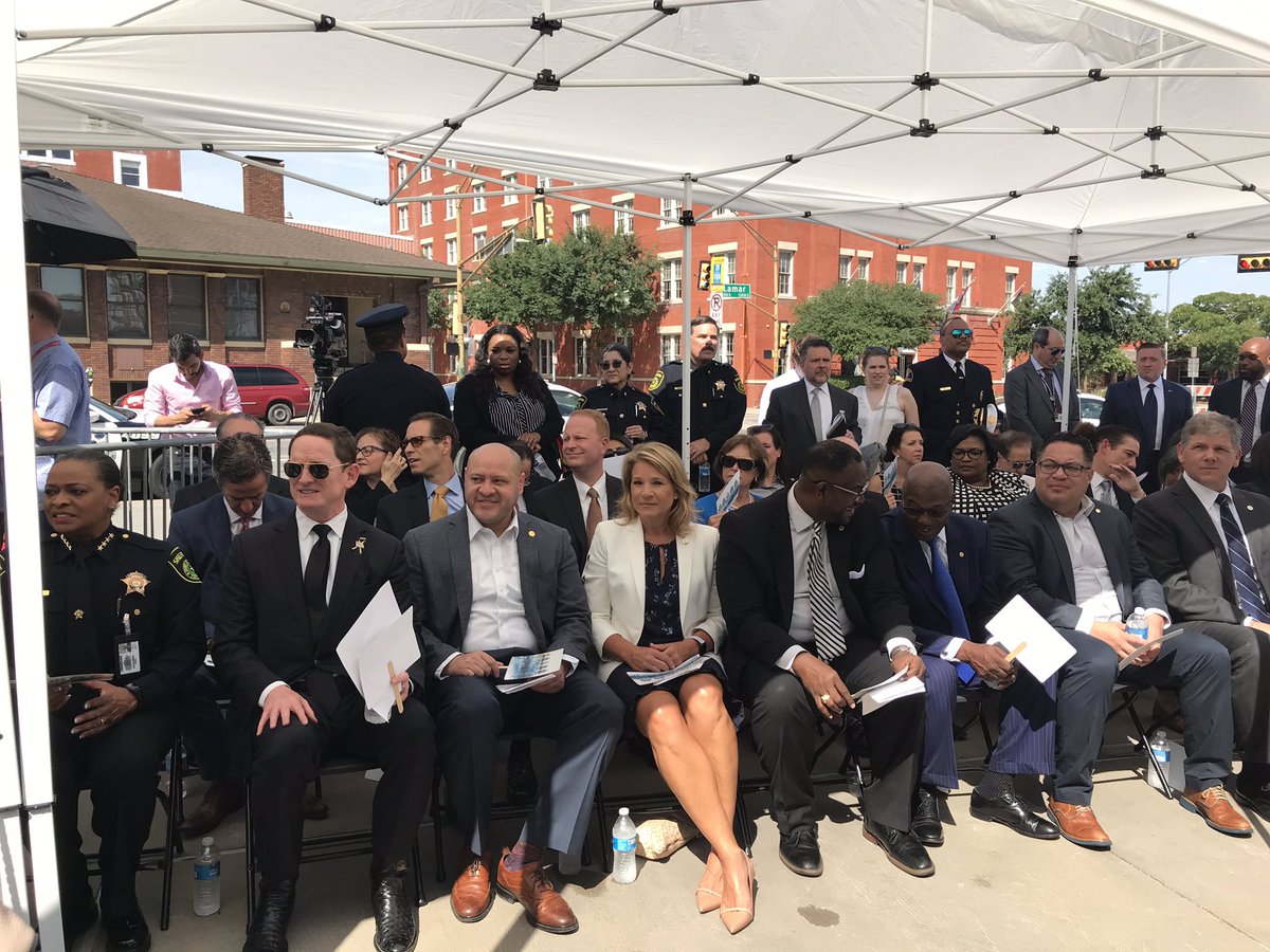 UReneeHall's tweet photo. 7/7 Monument Unveiling was wonderful. To those who were in attendance, prayed for or thought of the Dallas Police Department today, โThank youโ #RememberTheFallen5 https://t.co/rmT0DSCCdz