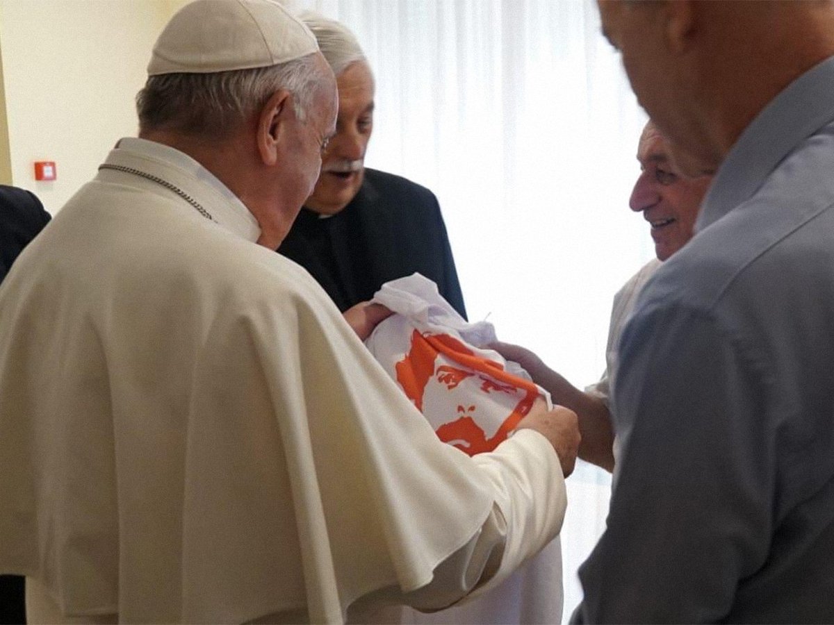 dirceudresch13's tweet photo. Papa Francisco, em Roma, recebe camiseta da campanha Lula Livre direto de Curitiba! #LulaLivreJá https://t.co/UUbVfrh3AC