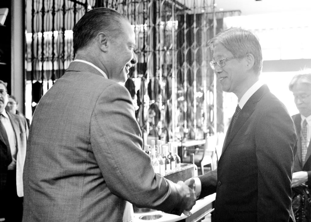 QuirinoOC's tweet photo. Aprovechando mi visita a México, me reuní con el embajador de Japón @EmbYasTakase para ver cómo podemos traer inversiones a Sinaloa, apoyos y colaboraciones bilaterales. Estaría a todo dar traer negocios de tecnología. ¿se imaginan? 😉😎 #PuroSinaloa👊🏼 https://t.co/TrmMQa08aU