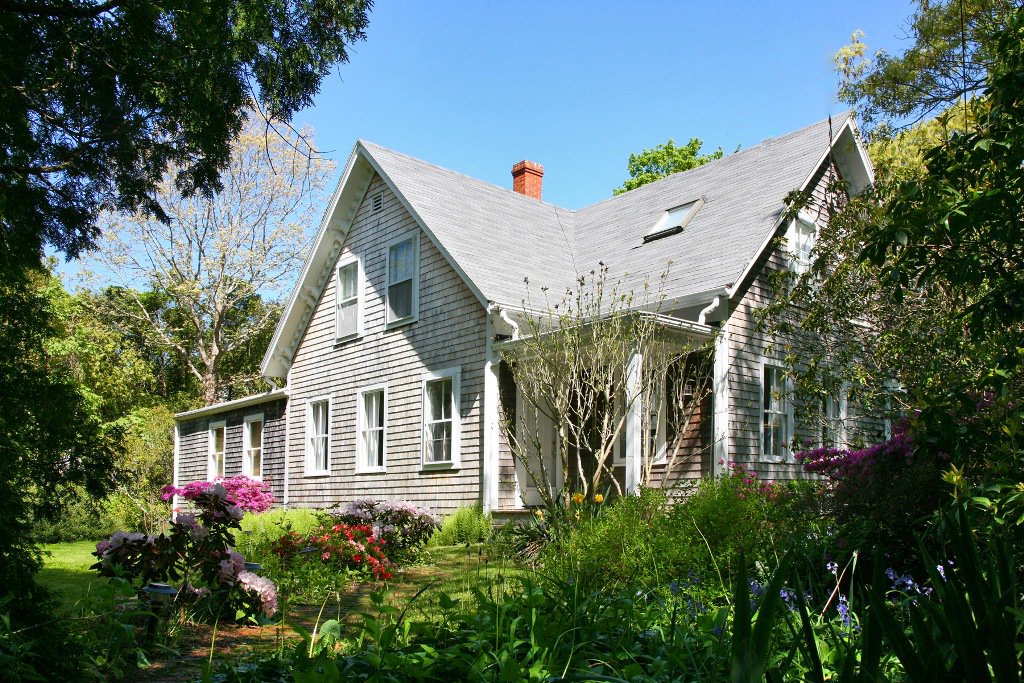ViewpointsMV's tweet photo. In-Town Classic with Heated Pool! 33 Woodlawn Ave., 
Vineyard Haven - $1,195,000 https://t.co/AfZm8dsC66 https://t.co/vndk93cxsZ