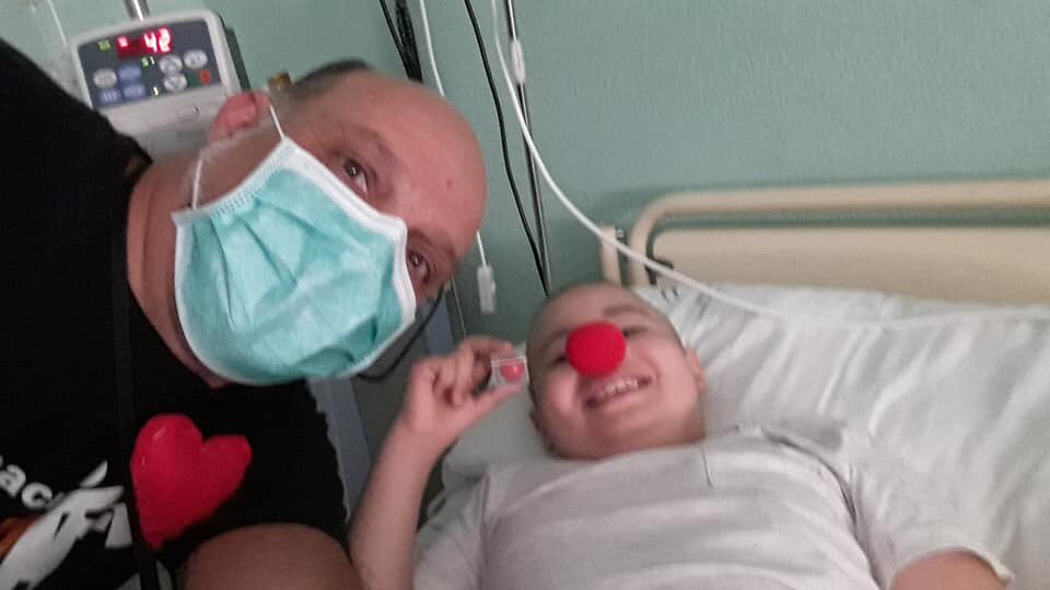 fundabracadabra's tweet photo. Como cada mes hoy hemos llevado #magiasolidaria a los niños de cirugía pediátrica y hematología del Hospital Puerta del Mar de Cádiz.
Seguimos regalando magia con toda la ilusión. Con el mago Jaime Peinado. #fundacionabracadabra #magossolidarios https://t.co/XFYIwJMYbw