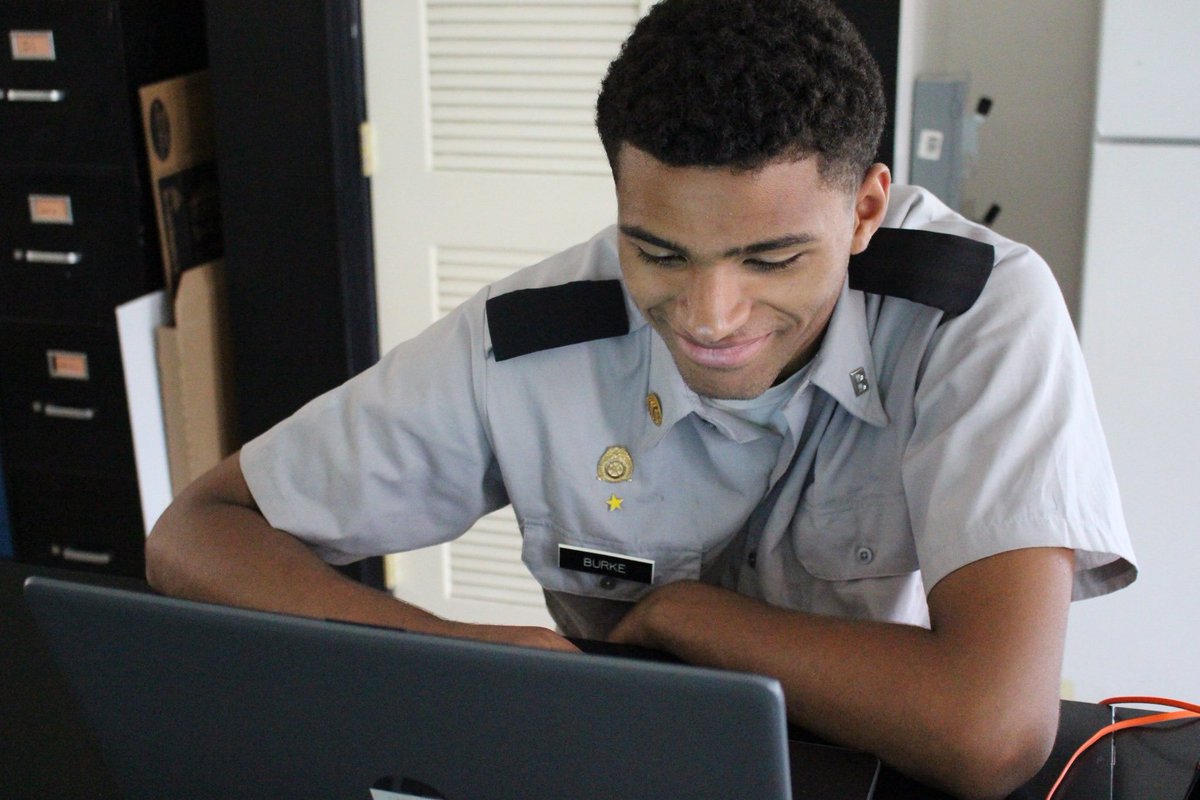 MassanuttenAcad's tweet photo. #Massanutten students are preparing for future careers in #STEM by taking courses in subjects such as biomedical, engineering, computer science, and more. For more information: https://t.co/Ki56mMYA4d https://t.co/WwUzakRBlK